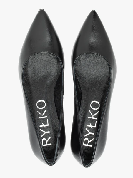 Niedrige Stiletto-Pumps aus schwarzem genarbtem Leder