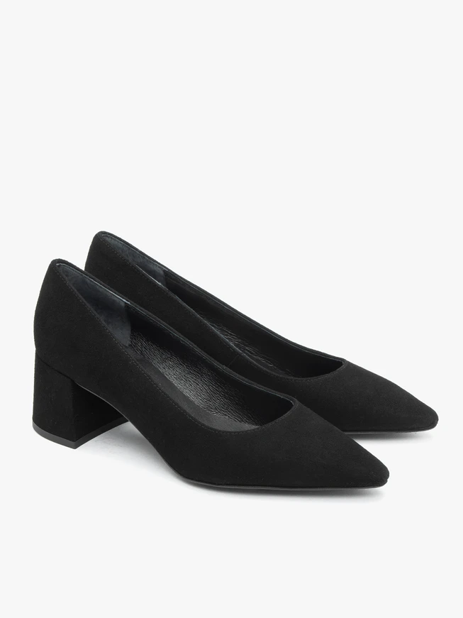 Black velour leather pumps on a block