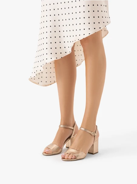 Sandalen mit Platinabsätzen