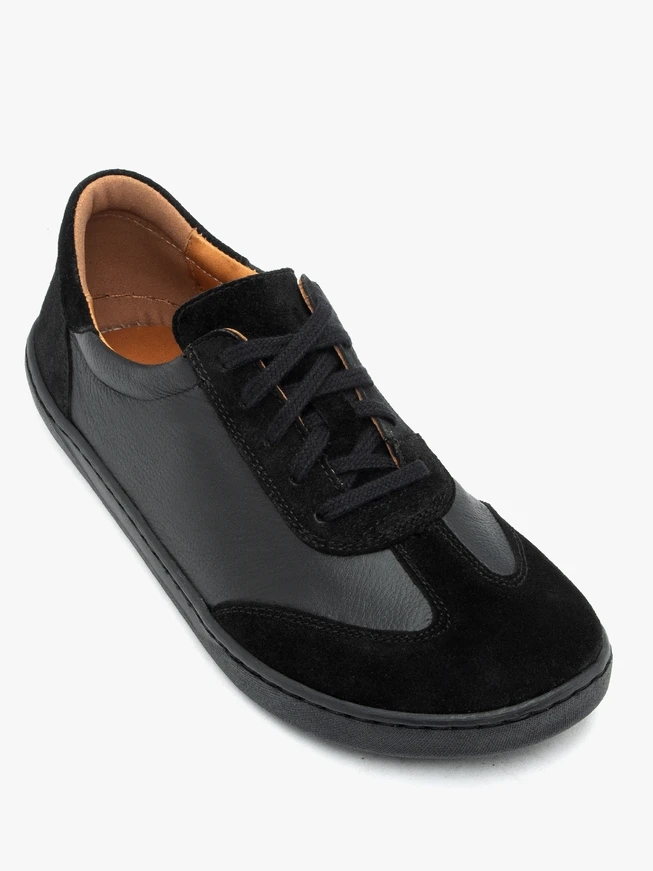 Schwarze Halbstiefel aus genarbtem Leder und Velours