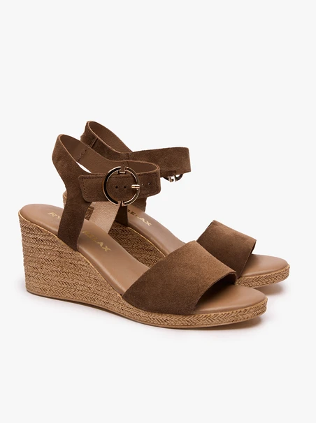 Braune Plateausandalen