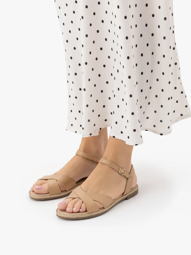 Beigefarbene Sandalen aus genarbtem Leder