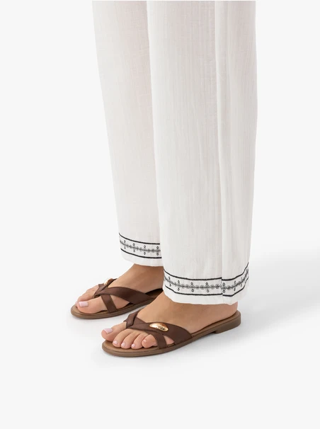 Dunkelbraune Flip Flops mit Verzierung