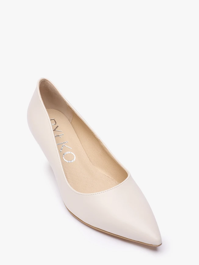 Cremefarbene Hochzeitspumps mit Kitten-Heels