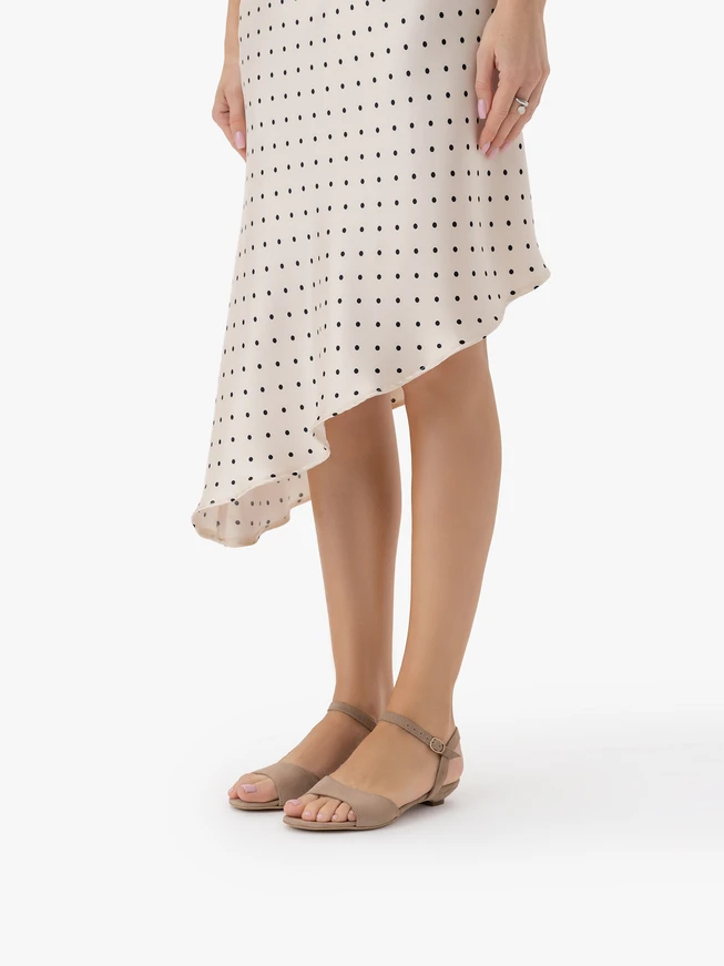 Beigefarbene Clutch-Sandalen