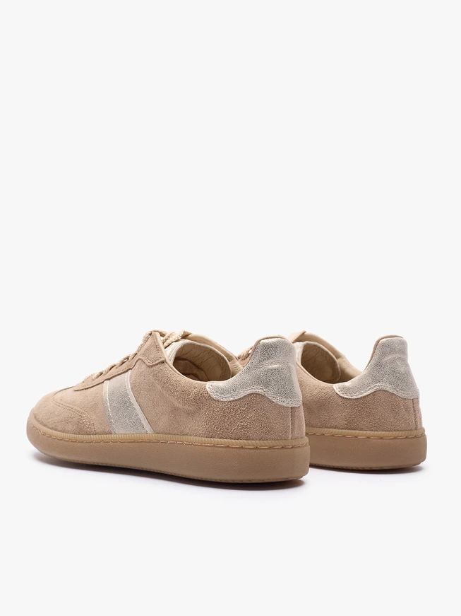 Sandfarbene Sportschuhe mit einem Platinstreifen