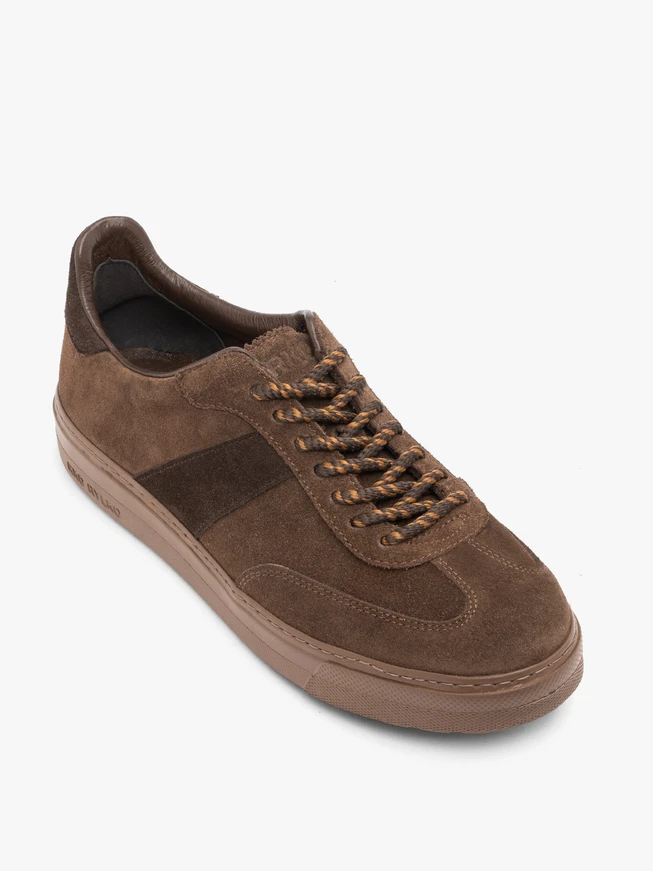 Braune sportliche Schnürhalbschuhe