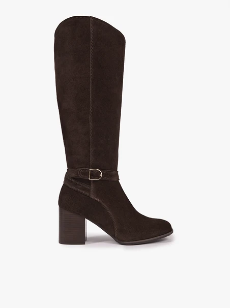 Dunkelbraune Stiefel mit Schnalle am Schaft