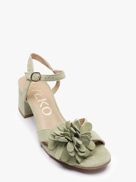 Hellgrüne Blumen-Sandalen mit Absatz