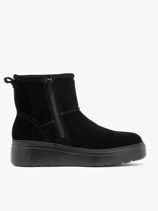Schwarze Schneestiefel mit dickerem, mit Wolle isoliertem Boden