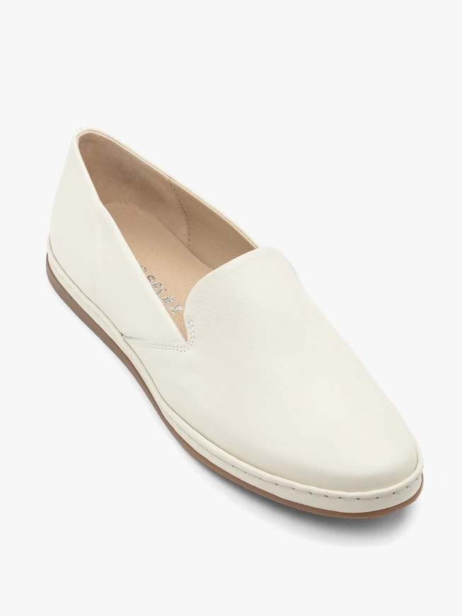 Mokassins aus genarbtem Leder in Creme und Weiß