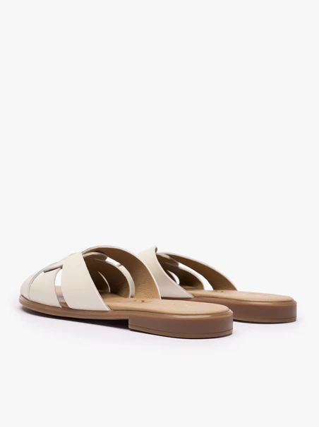 Cremefarbene Flip-Flops mit Ausschnitt
