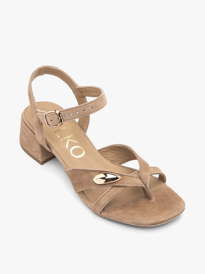 Hellbraune Flip Flops mit niedrigem Absatz und Verzierung
