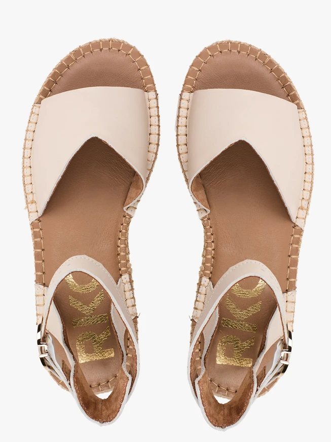 Flache Sandalen in Creme