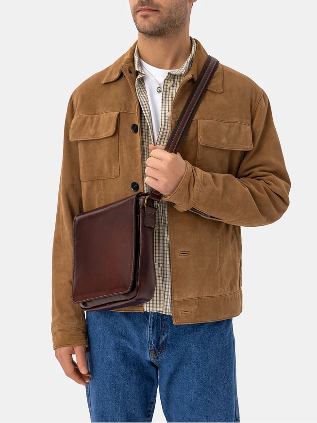 Hellbraune Tasche aus Leder und Stoff