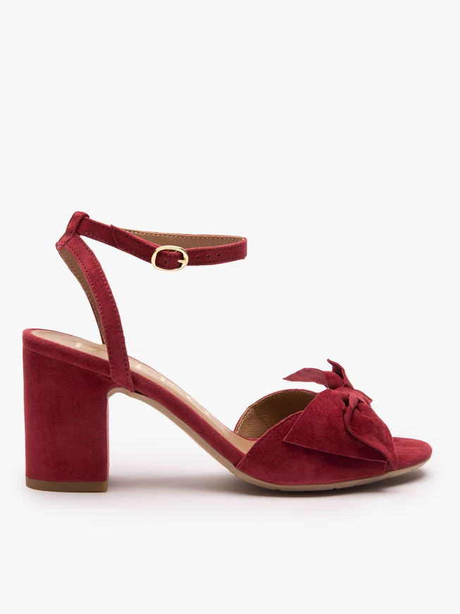 Kastanienbraune Schleifen-Sandalen