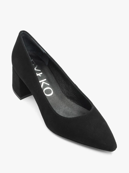 Black velour leather pumps on a block