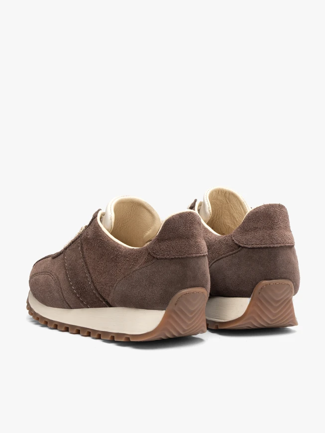 Braune und cremefarbene Sporthalbschuhe