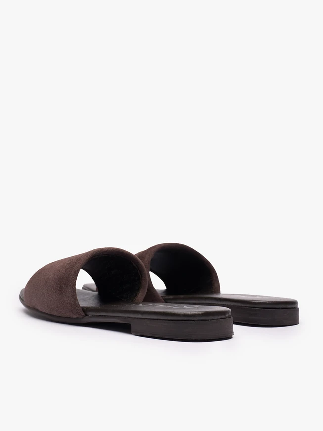 Flache Flip-Flops aus braunem Veloursleder