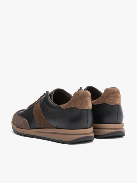 Schwarze und braune Sporthalbschuhe
