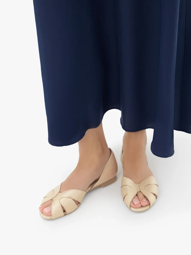 Beigefarbene, zehenoffene Ballerinas