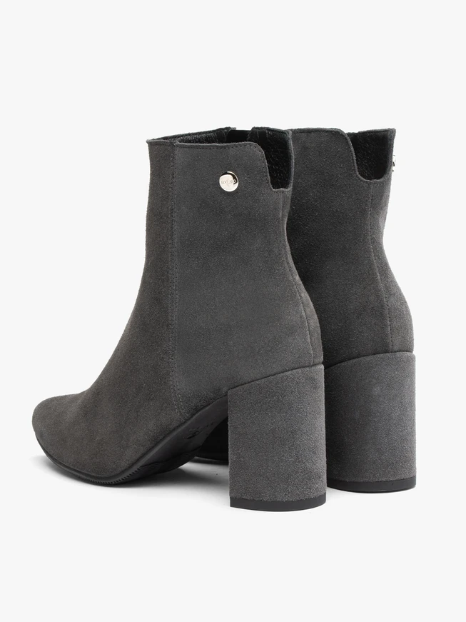 Graue Veloursstiefel mit Absatz