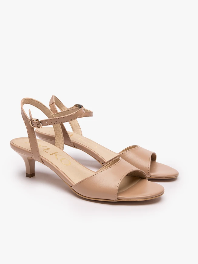 Beigefarbene hochhackige Sandalen