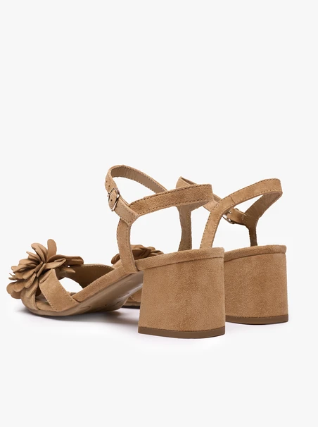 Beigefarbene Sandalen mit Blumenabsätzen