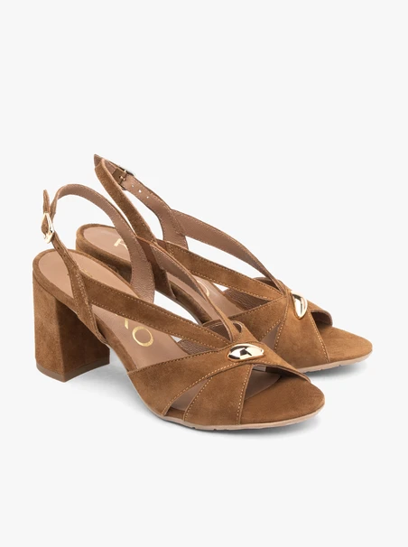 Hellbraune Sandalen mit Verzierung