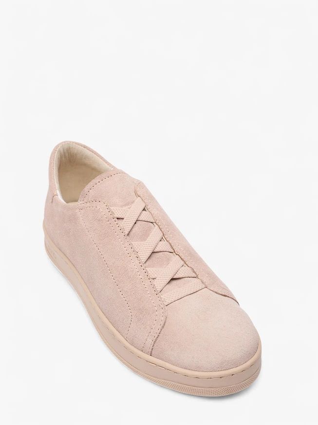 Fleischfarbene Turnschuhe aus Veloursleder