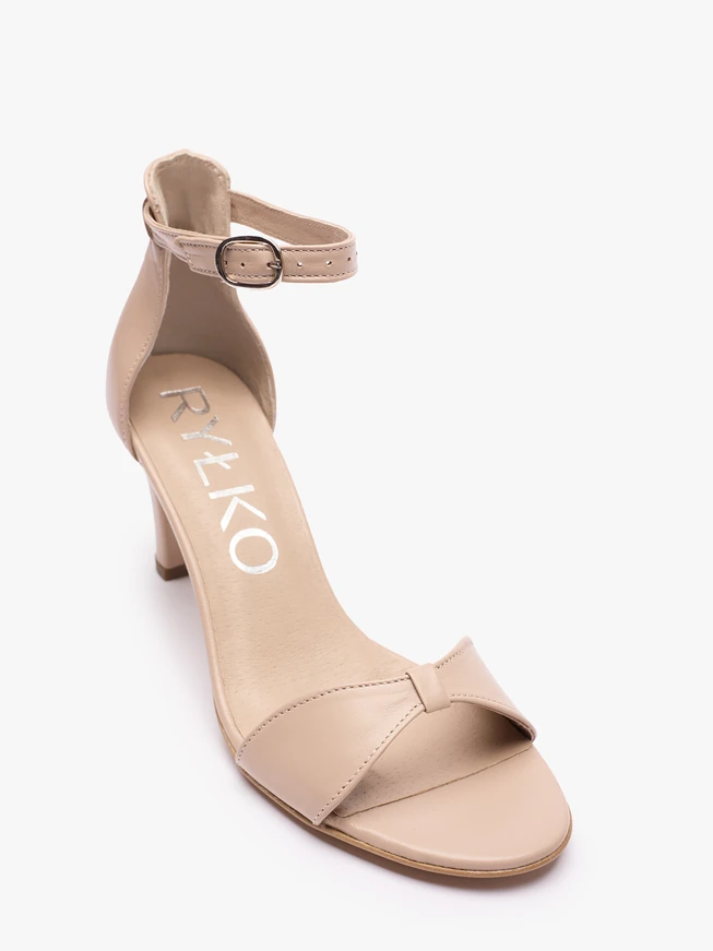 Beigefarbene hochhackige Sandalen