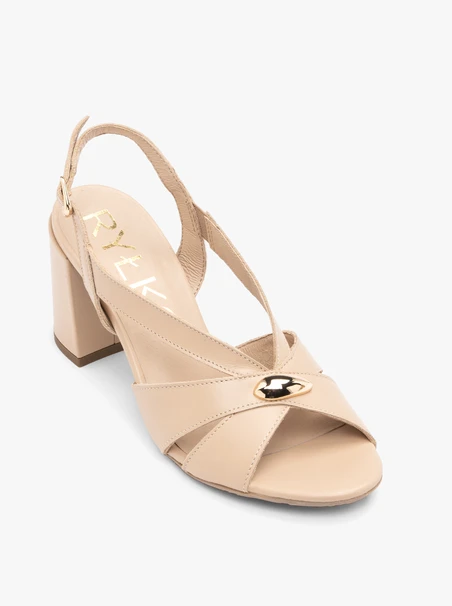 Beigefarbene Sandalen mit Absatz und Verzierung