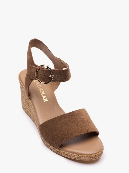 Braune Plateausandalen