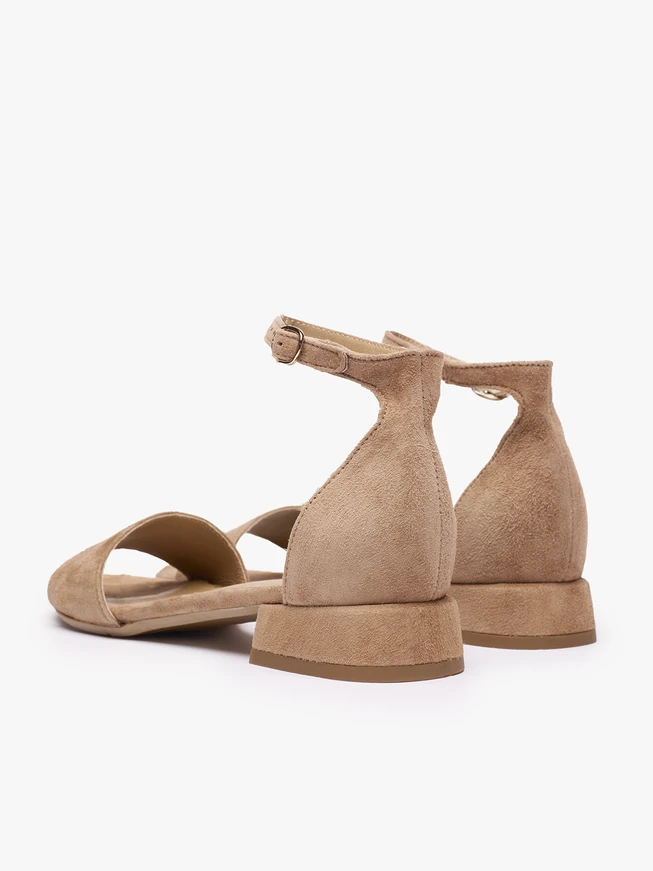 Hellbraune Sandalen mit Schnallen
