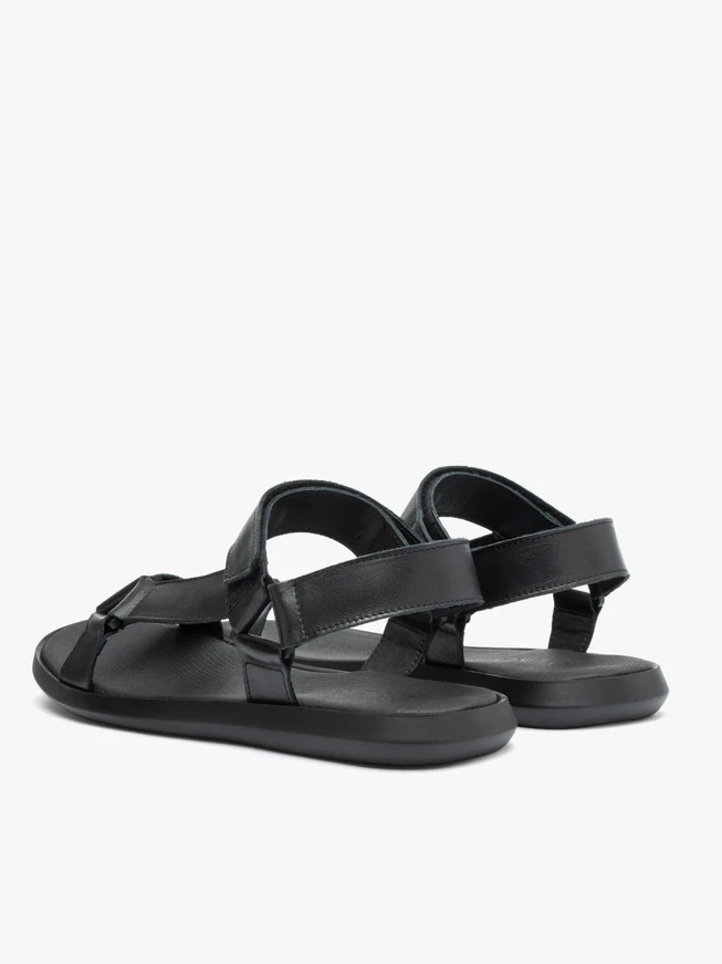 Schwarze Sandalen aus genarbtem Leder