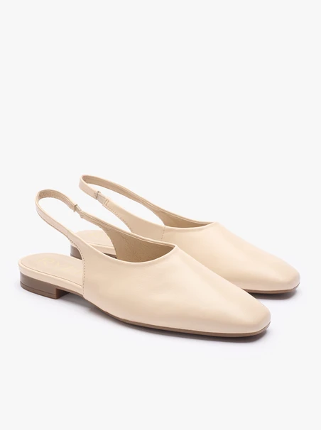 Cremefarbene Slingback-Pumps ohne Absatz