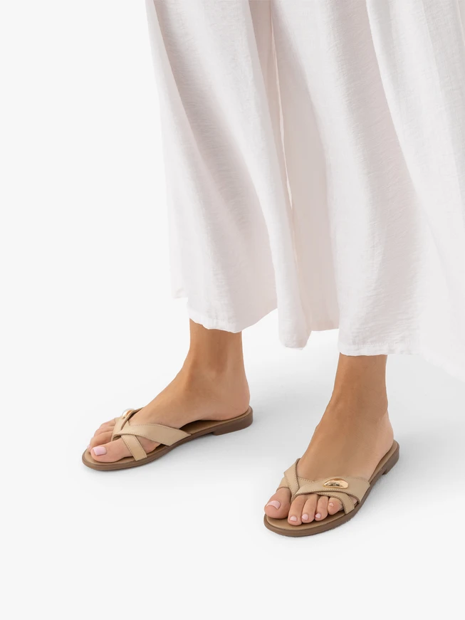 Beigefarbene Flip Flops mit Verzierung