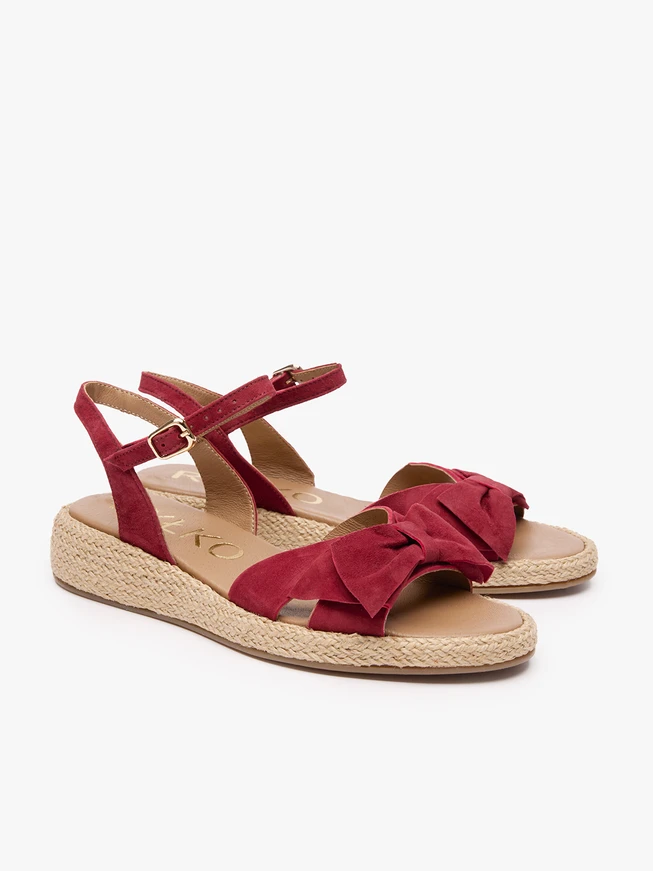 Kastanienbraune Schleifen-Sandalen