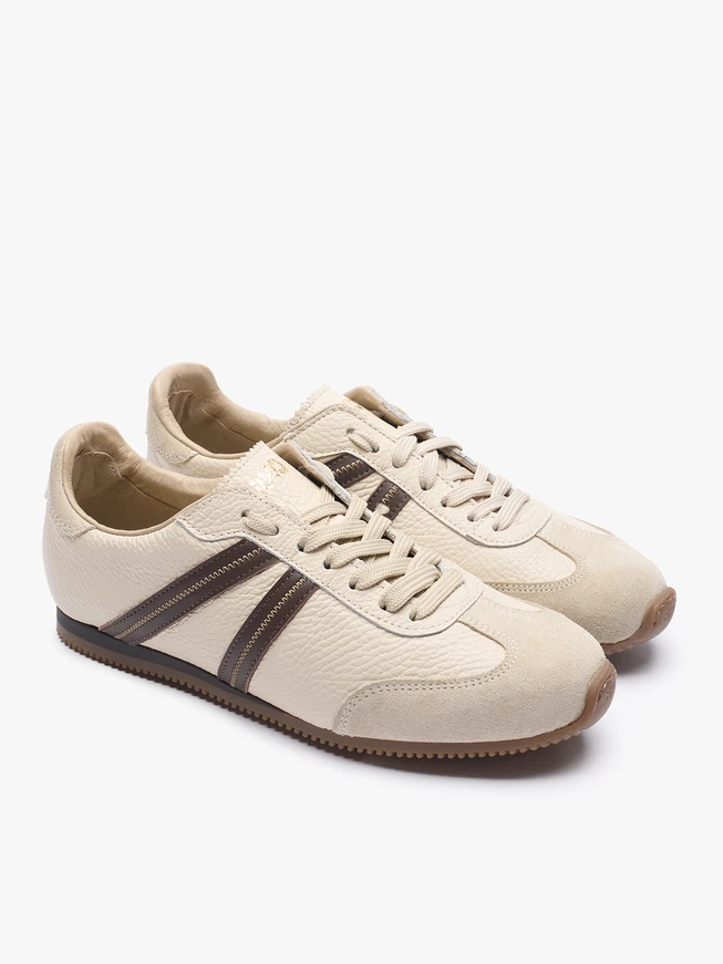 Cremefarbene Sporthalbschuhe mit braunem Riemen