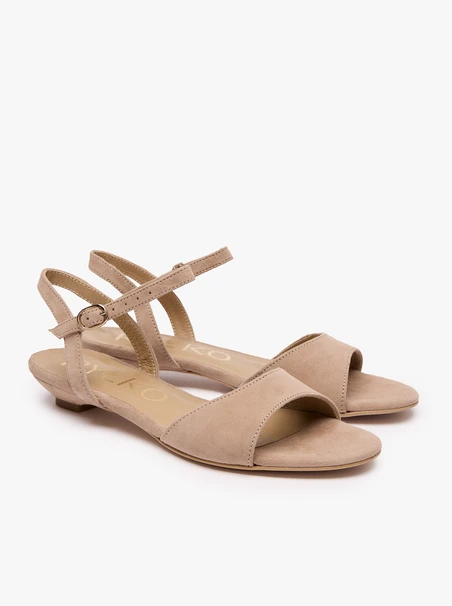 Beigefarbene Clutch-Sandalen