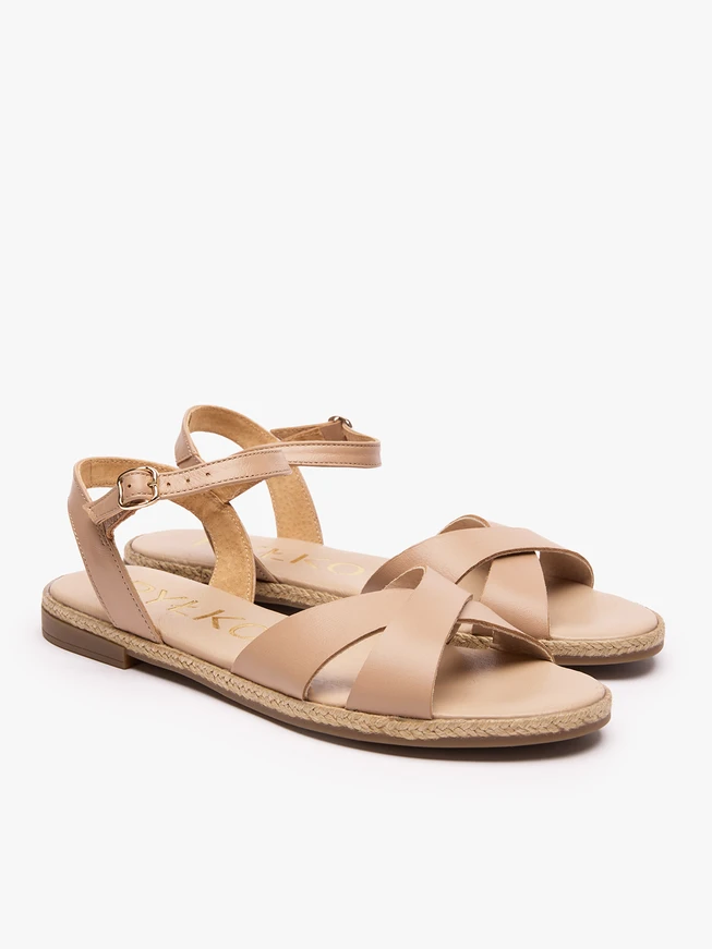 Beigefarbene Sandalen aus genarbtem Leder