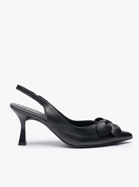Czarne czółenka bez pięty slingback z kwiatem