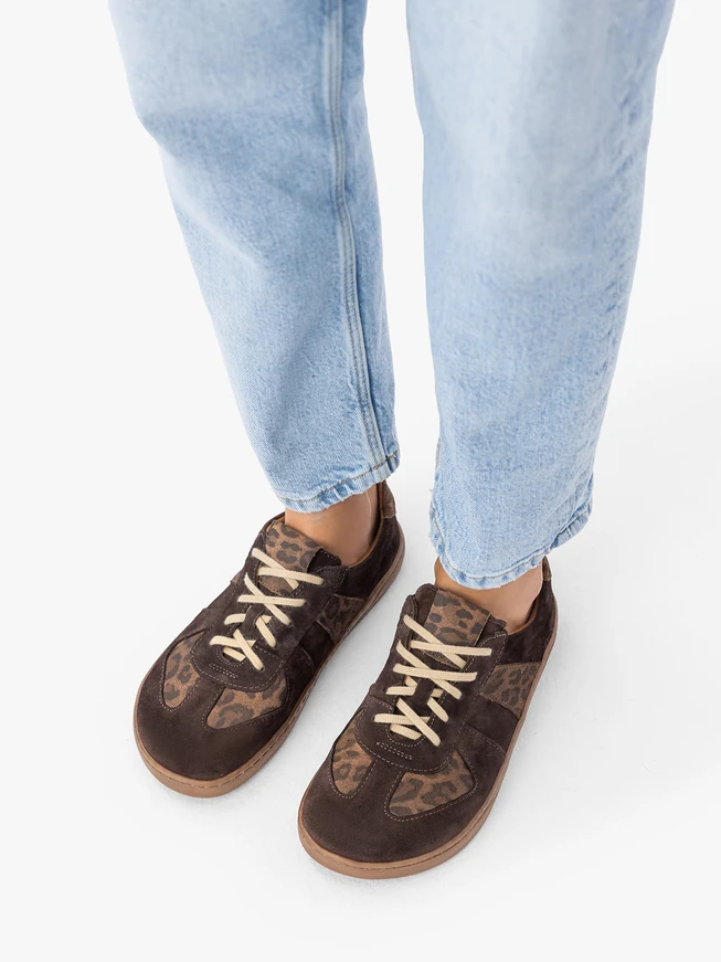 Barfuß-Halbschuhe aus braunem Velours und foliertem Leder