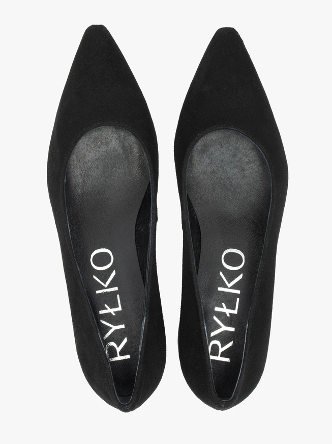 Black velour leather pumps on a block