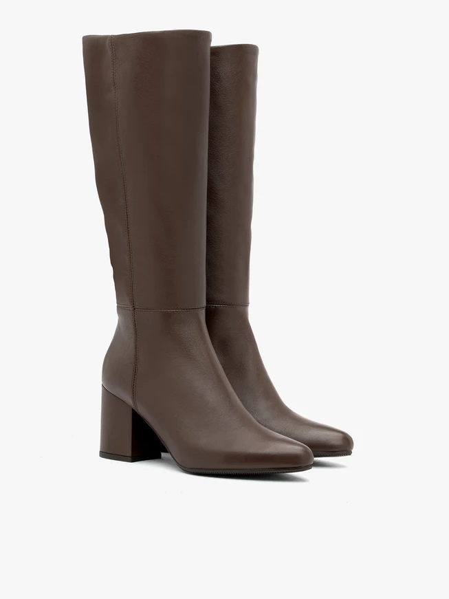 Braune Stiefel mit breitem Schaft