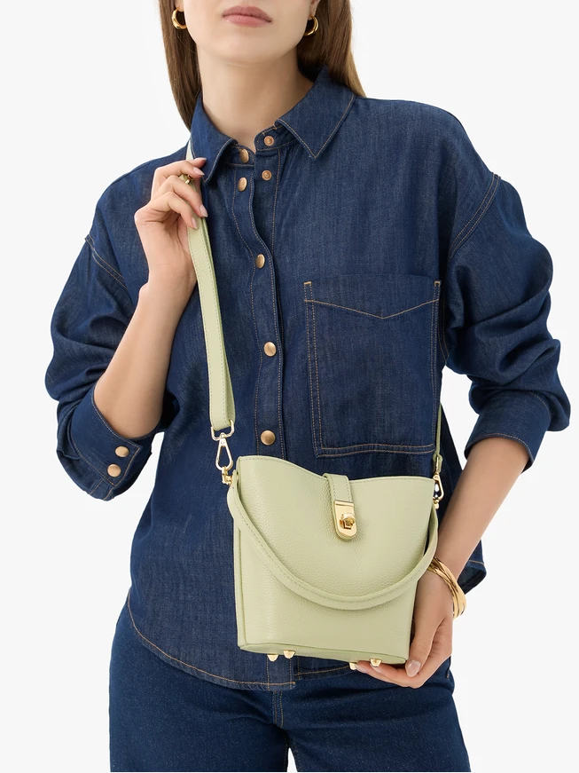 Hellgrüne kleine Lederhandtasche