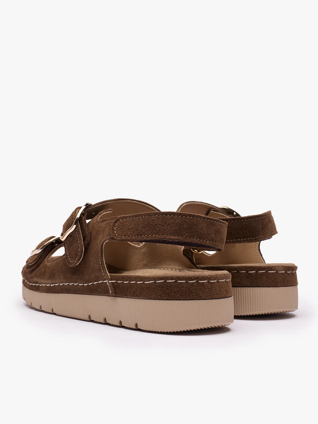 Braune Sandalen mit zwei Klettverschlussriemen