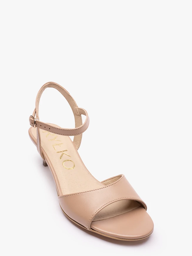 Beigefarbene hochhackige Sandalen