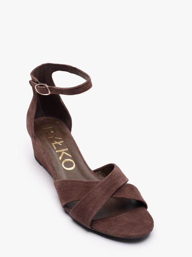 Braune Plateausandalen