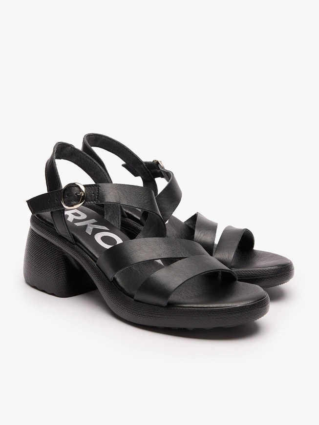 Schwarze Sandalen aus genarbtem Leder